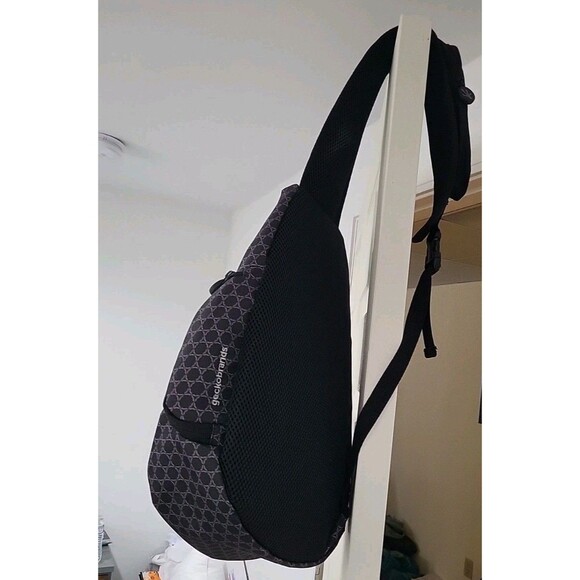 Geckobrands Sling Bag Padded adjustable strap with buckle large pockets EUC - Picture 4 of 10